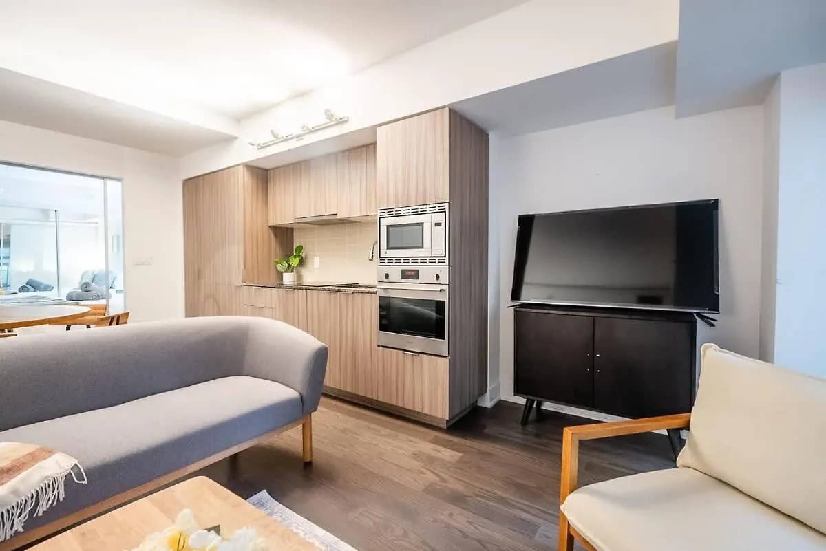 Villa California King Bed In Heart Of Downtown Toronto